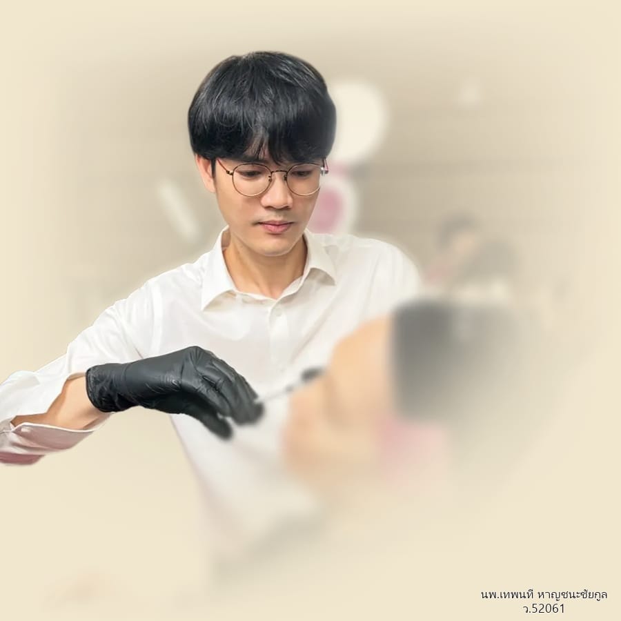 นพ.เทพนที หาญชนะชัยกูล (หมอวิว) กำลังทำหัตถการความงามให้ผู้รับบริการที่ VASYL Clinic ขอนแก่น