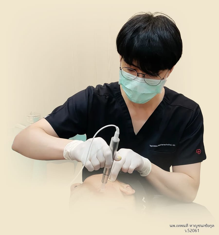 นพ.เทพนที หาญชนะชัยกูล (หมอวิว) ใช้เครื่องมือแพทย์ดูแลผิวหน้าให้ผู้รับบริการที่ VASYL Clinic ขอนแก่น