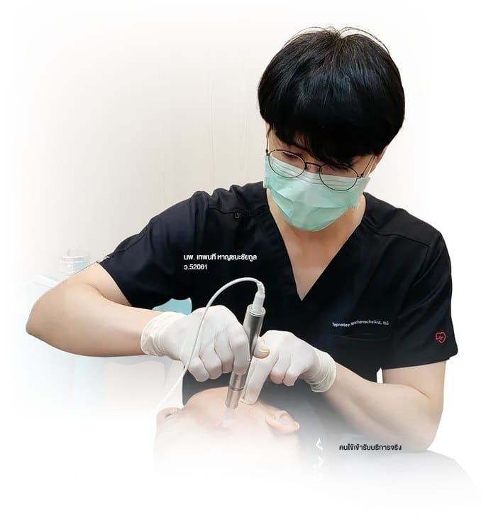 นพ.เทพนที หาญชนะชัยกูล ใช้เครื่อง Exceed รักษาหลุมสิวให้ผู้เข้ารับบริการที่ VASYL Clinic ขอนแก่น
