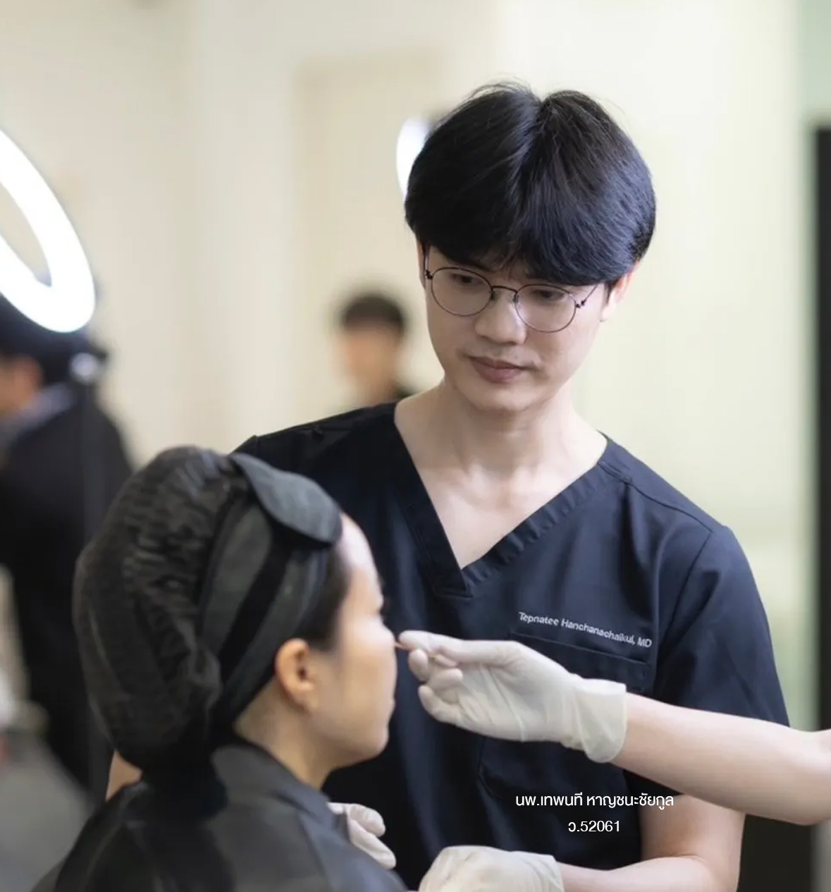 นพ.เทพนที หาญชนะชัยกูล (หมอวิว) กำลังตรวจประเมินผิวหน้าให้ผู้รับบริการที่ VASYL Clinic ขอนแก่น
