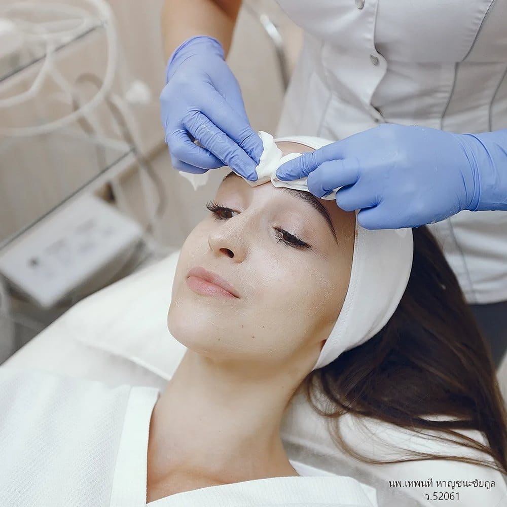 การทำทรีทเมนต์บำรุงผิวหน้าโดยเจ้าหน้าที่ของ VASYL Clinic ขอนแก่น